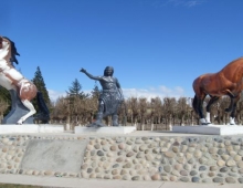 monumento de Gato y Mancha visto de cerca