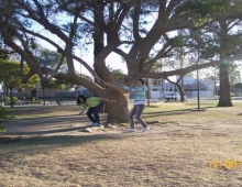 plaza en Villa Dolores, tarde de mates