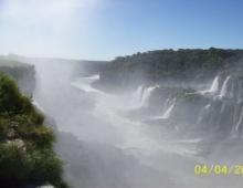 cataratas del iguazu con neblina