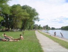 el lugar donde la gente se conecta con el rio