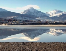 Espejo en la Bahía Encerrada de Ushuaia, Tierra del Fuego, Patagonia Argentina